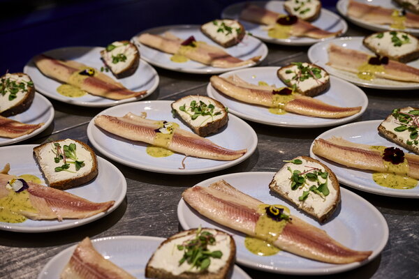 IHK Jahresempfang urbanharbor Ludwigsburg Teller mit geräuchertem Fisch, frischem Brot und Kräutern und Soße