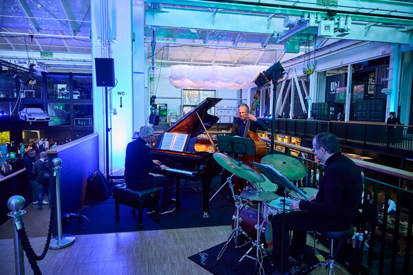 IHK Jahresempfang urbanharbor Ludwigsburg Drei Musiker spielen live mit Klavier, Schlagzeug und Kontrabass