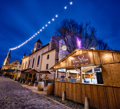 Wilderer Hütte auf dem Ludwigsburger Barock-Weihnachtsmarkt mit Blick Richtung Marktplatz
