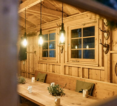 Wilderer Hütte mit Wild- und Fischgerichten auf dem Ludwigsburger Barock-Weihnachtsmarkt mit Blick in die Stube