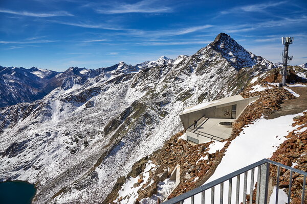 Incentive Sölden Bergpanorama mit Schnee und Bergstation und blauem Himmel