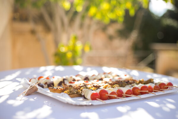 Kick-off USU Mallorca mit leckeren Spießen mit Kirschtomaten und Käse auf einem Tisch im Freien