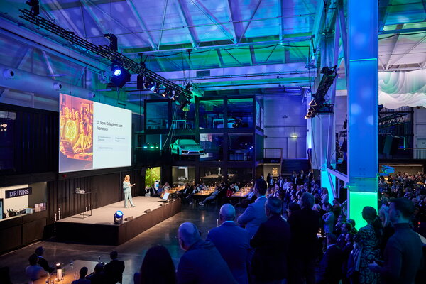 IHK Jahresempfang urbanharbor Ludwigsburg ein Event mit einem Redner auf der Bühne vor einem großen Publikum