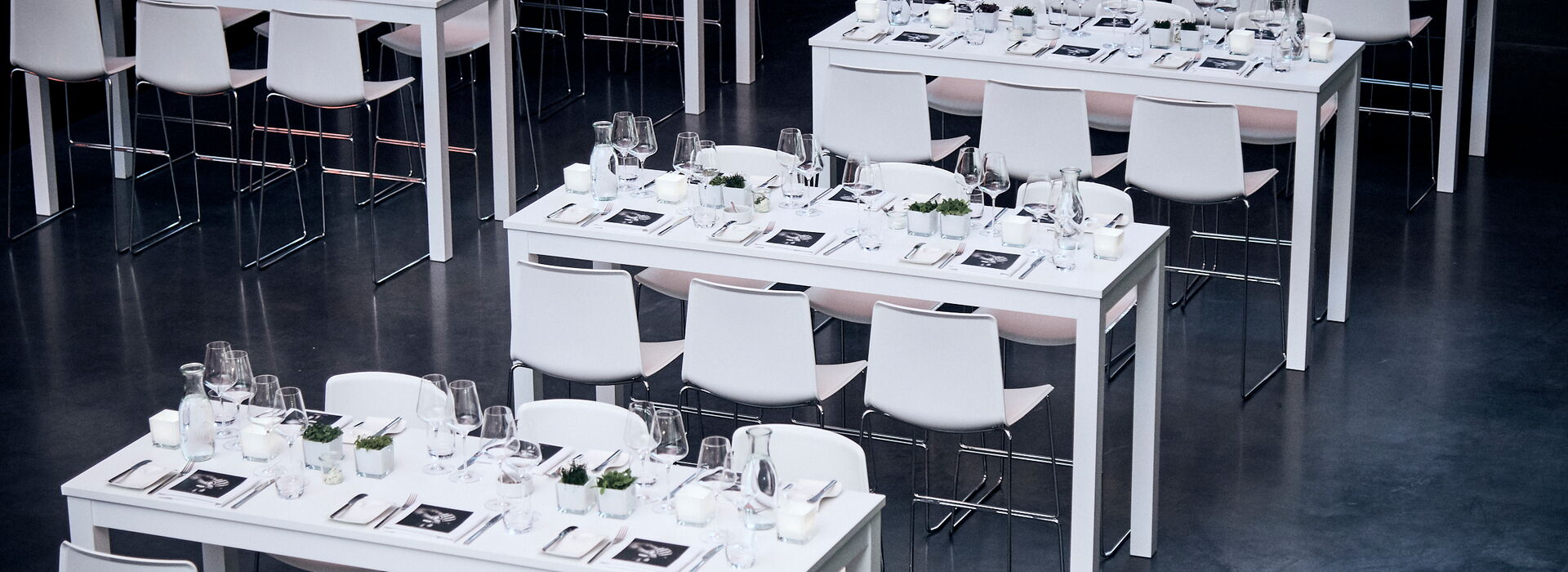 MIETMÜLLER Banketttische in Reihe mit Gläsern und Tischdeko im urbanharbor Ludwigsburg