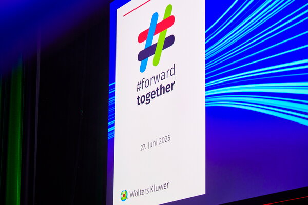 Kongress & Sommerfest Wolters Kluwer Scala Ludwigsburg Banner mit Hashtag #forwardtogether