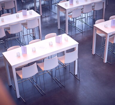 MIETMÜLLER in Reihe im urbanharbor Ludwigsburg weisse Banketttische mit Kerzen und Menükarte