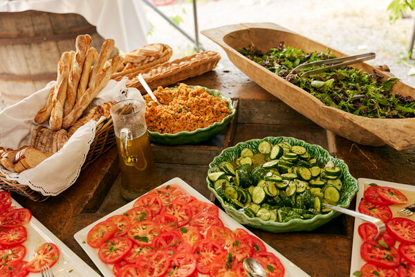 Seefest Buffet mit frischem Baguette, Salat, Tomatenscheiben, Gurkensalat und Couscous-Salat
