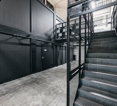 Vor der Treppe zum Eingang des Müller-Live-Kommunikation-Büro im urbanharbor Ludwigsburg