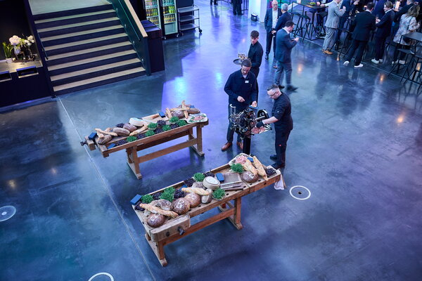 IHK Jahresempfang urbanharbor Ludwigsburg Zwei Schreiner-Tische mit verschiedenen Brotsorten vor einer Berkel