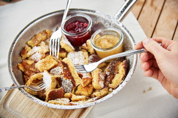 Incentive Sölden Kaiserschmarrn in einer Pfanne, serviert mit Apfelmus, Preiselbeeren und Puderzucker