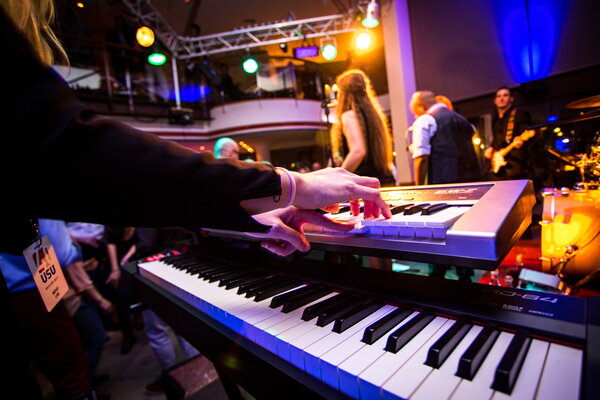 Kick-off USU Mallorca eine Musikerin spielt auf einem Keyboard die Sängerin singt während eines Live-Auftritts