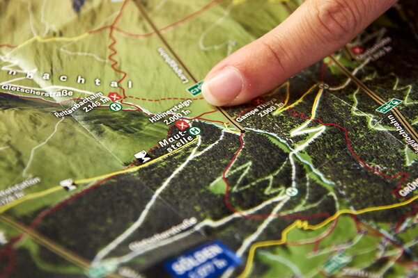 Incentive Sölden Nahaufnahme einer Hand, die auf eine Wanderkarte zeigt, mit Fokus auf Routen und Ortsnamen