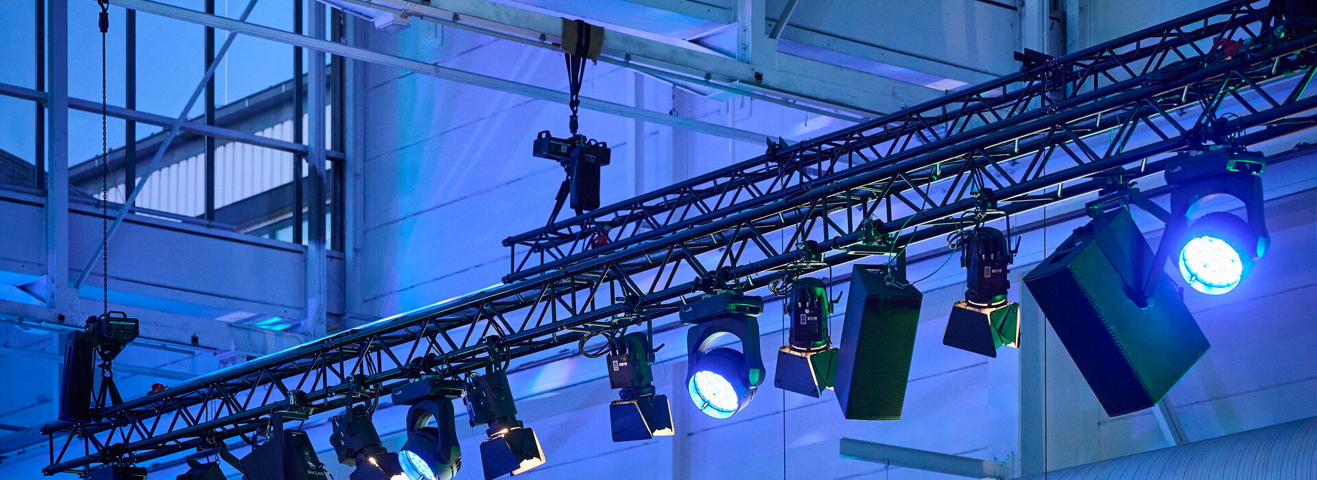 IHK Jahresempfang urbanharbor Ludwigsburg, moderne Lichtinstallation in einem Veranstaltungsraum mit blauen und grünen Lichtern