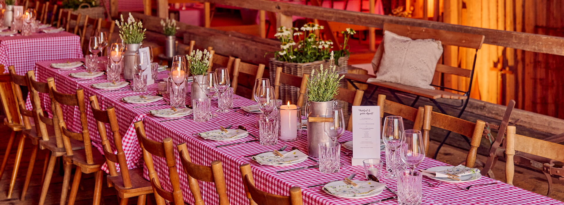 Hoffest Allgäu Tisch-Dekoration mit rot weiss karierter Tischdecke und Geschirr