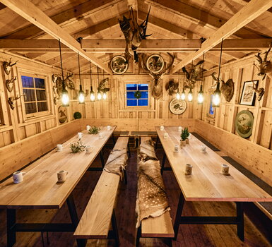 Wilderer Hütte auf dem Ludwigsburger Barock-Weihnachtsmarkt mit Blick in die Wilderer Stube von Müller Live Kommunikation