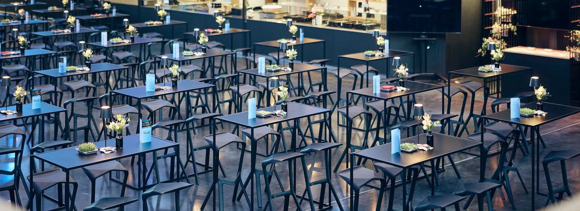 IHK Jahresempfang urbanharbor Ludwigsburg moderne Veranstaltungsräume mit eleganten Tischen und Blumenarrangements