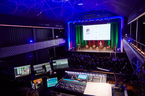 Kongress & Sommerfest Wolters Kluwer Scala Blick auf Publikum und Bühne mit Präsentation in einem modernen Veranstaltungsort