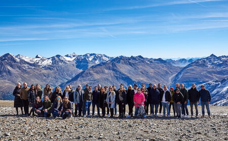 Incentive Sölden eine große Gruppe von Menschen posiert vor einer beeindruckenden Berglandschaft mit schneebedeckten Gipfeln