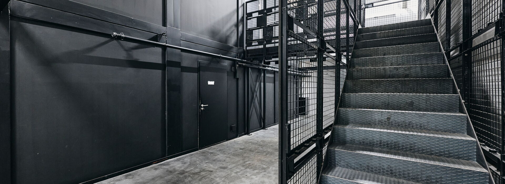 Vor der Treppe zum Eingang des Müller-Live-Kommunikation-Büro im urbanharbor Ludwigsburg