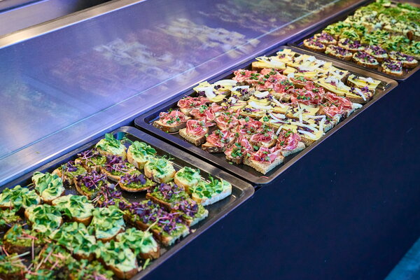 IHK Jahresempfang urbanharbor Buffet mit Baguette belegt mit Fleisch, Käse und frischem Gemüse und urban greens