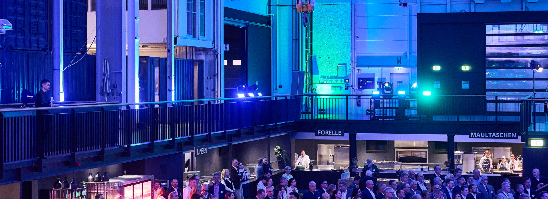 IHK Jahresempfang urbanharbor Ludwigsburg eine Menschenmenge bei einer Veranstaltung in einem modernen, beleuchteten Raum