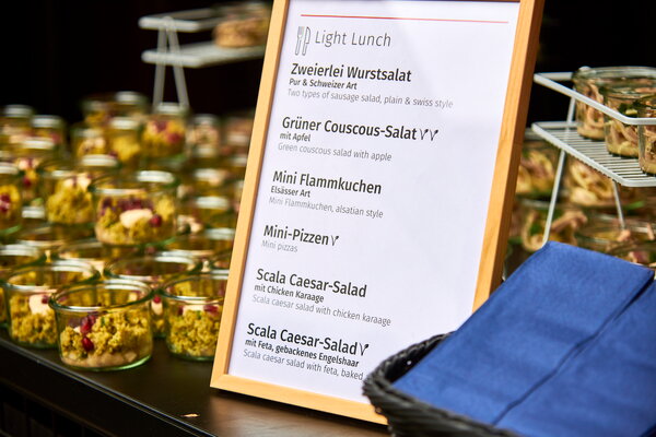 Kongress & Sommerfest Wolters Kluwer Scala - Menü-Karten-Aufsteller auf einem Buffet mit verschiedenen Salaten