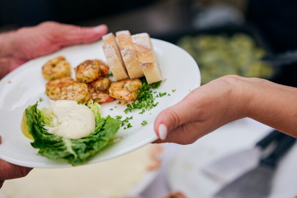 Seefest Gegrillte Garnelen mit Brot und Sauce auf einem Teller, angerichtet für ein Festmahl im Freien