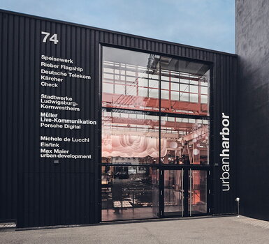 Eingangstür urbanharbor zum Büro von Müller Live-Kommunikation
