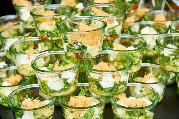 Kongress & Sommerfest Wolters Kluwer Scala Buffet mit einer Vielzahl von Weck-Gläsern mit frischem Salat